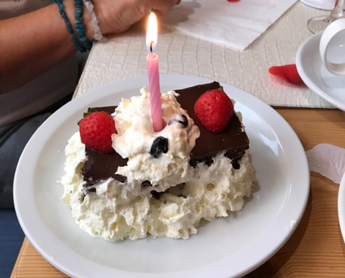 Zum Hochzeitstag ließ die Crew ein Stück Torte springen