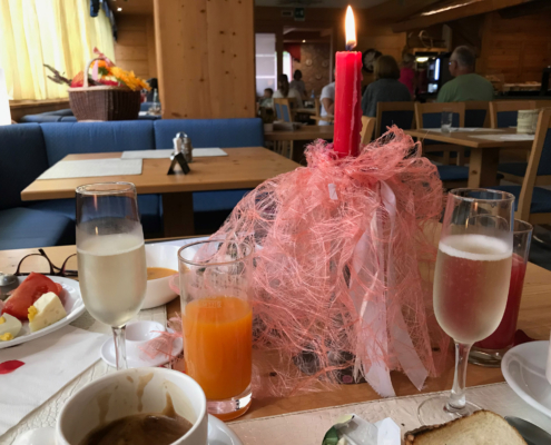 So schön hat das Team vom Alpine Mugon unseren Tisch für unseren Hochzeitstag dekoriert.