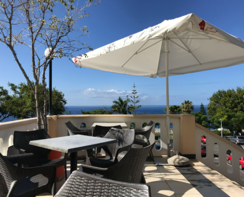 Barracuda Bar mit blick aufs Lido und den Ozean.