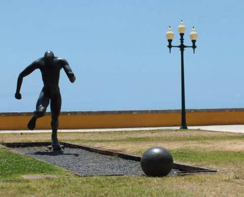 madeira-funchal-statue-fussball An der Stelle des Jardim do Campo Almirante befanden sich früher die ersten Fussballplätze Madeiras. Die Statue von Martim Velosa erinnert daran.