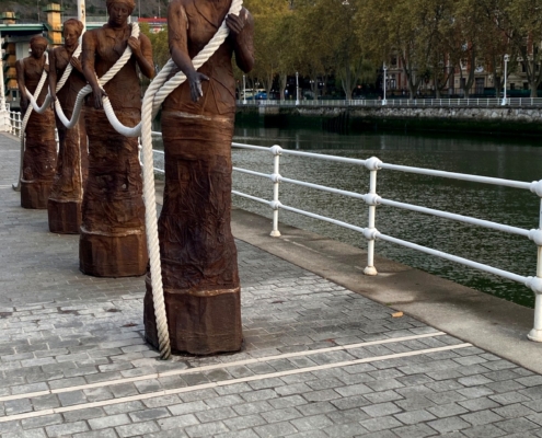 Las Sirgueras – ein Denkmal für die Frauen, die Bilbaos Schiffe einst mit bloßer Muskelkraft den Fluss hinaufzogen.