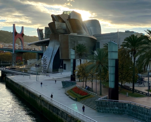 Die tief stehende Sonne am Morgen hat uns ein paar ziemlich spektakuläre Ansichten des Guggenheim-Museums gezaubert.