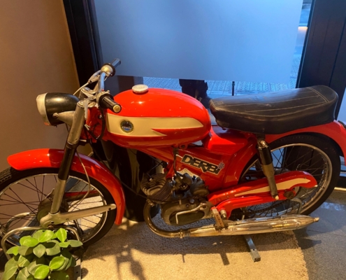 Oldtimer-Motorrad im Eingangsbereich des Hotels. Ob die noch fährt?