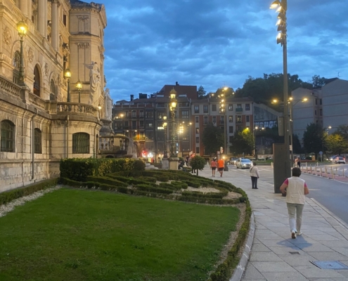 Am Rathaus von Bilbao vorbei auf der Suche nach einem Restaurant