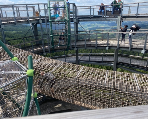 Luftige Höhen auf dem Waldturm in St. Englmar. Wem die Höhe und die Aussicht nicht reichen, hat Gelegenheit, seinen Kletterdrang auszuleben.