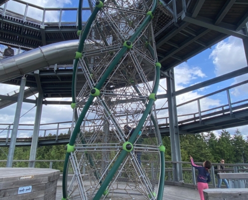 Klettergerüst in luftiger Höhe: Hoch oben im Waldturm in St. Englmar im Bayerischen Wald kann man seine Kletterkünste erproben