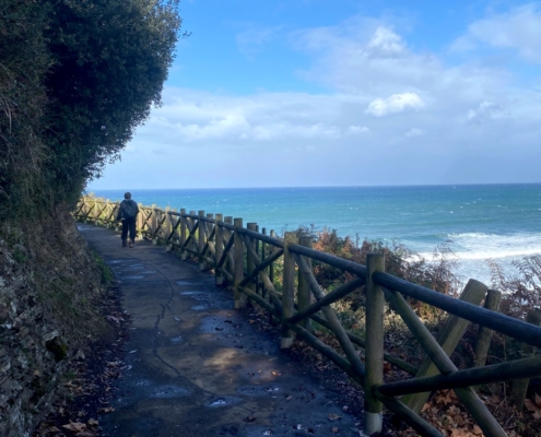 Vom Strand weg auf den Küsten-Hochweg.