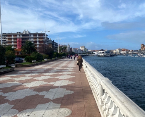 Castro-Urdiales: Unser Weg in den Ort führte uns an der langen Promenade entlang.