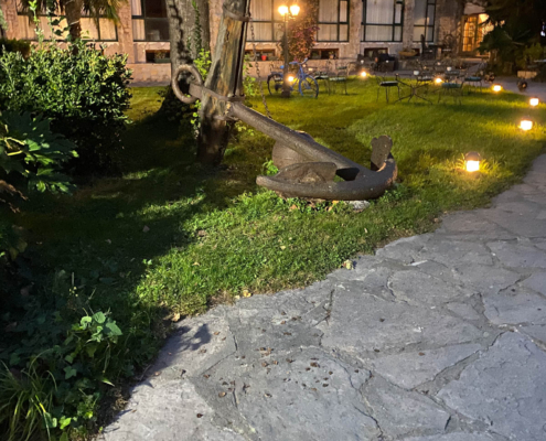 Der Garten war am Abend schön beleuchtet - aber um uns noch auf ein Glas Wein hinzusetzen, waren wir nach dem Essen schlicht zu müde.