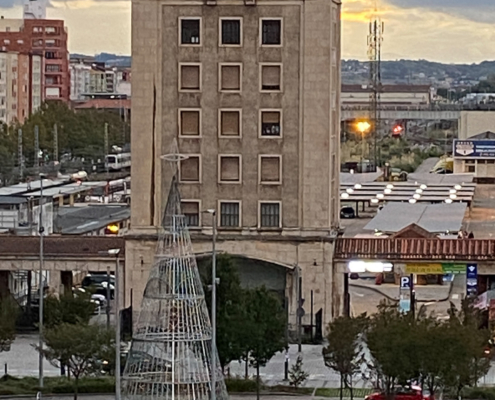 Uhrenturm des Bahnhofs Santander genau gegenüber unseres Hotels