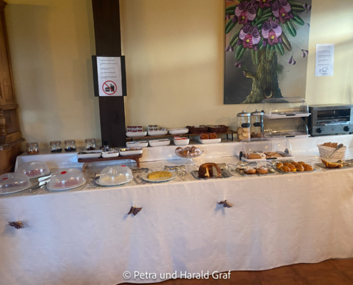 Das Frühstücksbuffet war - wie wir es häufig in Spanien erlebt haben, recht süß - aber nicht nur. Auf jeden Fall war's fein.