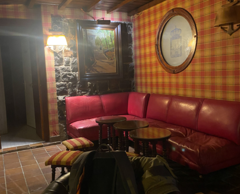 Wir frühstückten in Laredo in der Bar. Sehr gemütlich - vielleicht ein bisschen finster, zumal die Sonne noch nicht aufgegangen war.