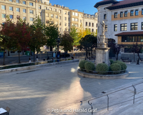 Stadtspaziergang in Santander. Hier am Plaza de la Asunción mit dem Denkmal Nuestra Señora de la Asunción