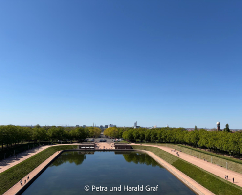 Der "See der Tränen" vor dem Völkerschlacht-Denkmal in Leipzig. Im Hintergrund sieht man die Skyline von Leipzig. Der "See der Tränen" vor dem Völkerschlacht-Denkmal in Leipzig. Im Hintergrund sieht man die Skyline von Leipzig.