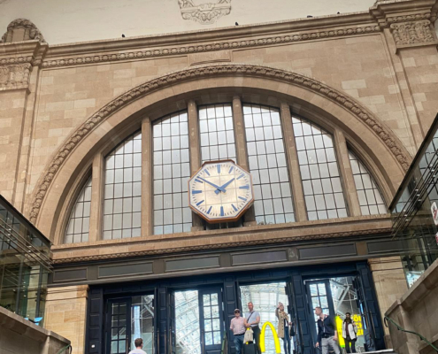Bahnhof Leipzig. Drinnen: Das Restaurant zum goldenen M. Bahnhof Leipzig. Drinnen: Das Restaurant zum goldenen M.