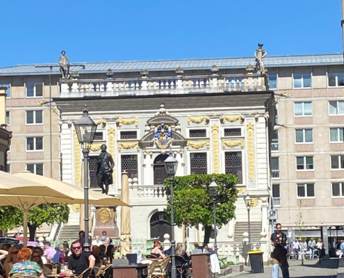 Das Goethe-Denkmal vor der alten Börse Das Goethe-Denkmal vor der alten Börse