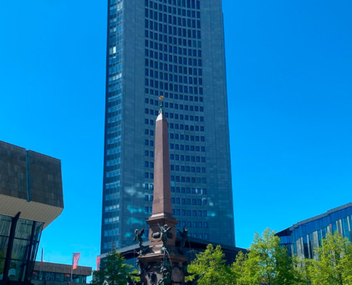 Der Mendebrunnen, dahinter das MDR-Gebäude Der Mendebrunnen in Leipzig, dahinter das MDR-Gebäude