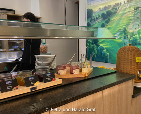 Frühstücksbuffet: Neben Honig aus der Region gibt es eine schöne Auswahl an Marmeladen und Brotaufstrichen mit weiteren Zutaten. Frühstücksbuffet: Neben Honig aus der Region gibt es eine schöne Auswahl an Marmeladen und Brotaufstrichen mit weiteren Zutaten.