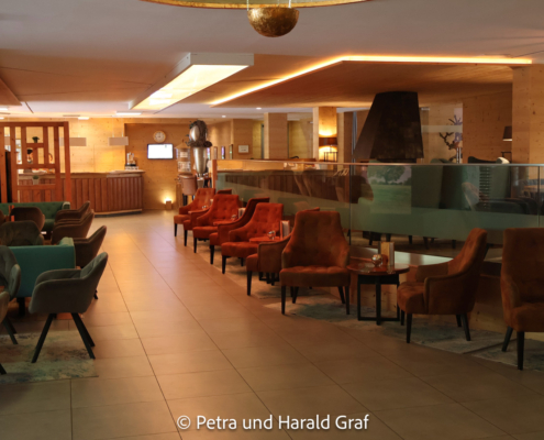 Blick von der Bar in Richtung Rezeption. Blick von der Bar in Richtung Rezeption.