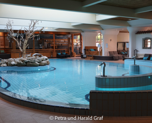 Das Thermalbecken und im Hintergrund die Poolbar. Wir waren meistens draußen – aber dieses Hallenbad ist schon ein Ort, an dem man es eine Weile aushält. Das Thermalbecken und im Hintergrund die Poolbar. Wir waren meistens draußen – aber dieses Hallenbad ist schon ein Ort, an dem man es eine Weile aushält.