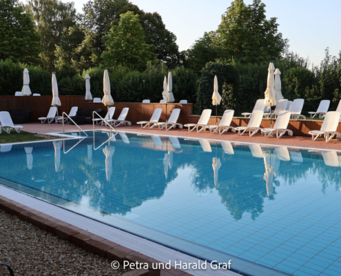 Der Pool am Morgen. Er sieht vielleicht recht kompakt aus – für ein paar Bahnen reicht er aber allemal. Der Pool am Morgen. Er sieht vielleicht recht kompakt aus – für ein paar Bahnen reicht er aber allemal.