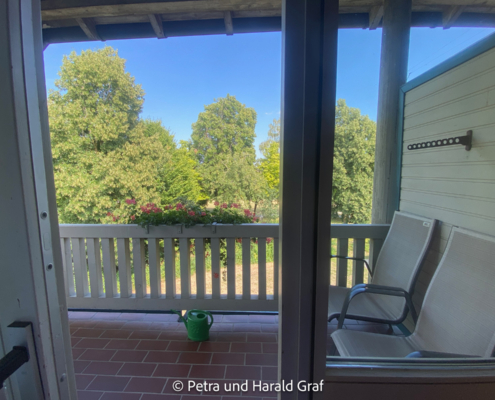Auch der Balkon ist erfreulich geräumig und die Aussicht ins Grüne ist wirklich fein. Auch der Balkon ist erfreulich geräumig und die Aussicht ins Grüne ist wirklich fein.