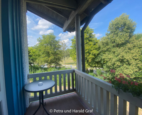 Auch der Balkon ist erfreulich geräumig und die Aussicht ins Grüne ist wirklich fein. Auch der Balkon ist erfreulich geräumig und die Aussicht ins Grüne ist wirklich fein.