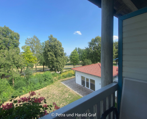 Auch der Balkon ist erfreulich geräumig und die Aussicht ins Grüne ist wirklich fein.