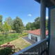 Auch der Balkon ist erfreulich geräumig und die Aussicht ins Grüne ist wirklich fein.