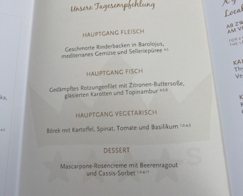 Unsere Menükarte für den ersten Abend. Petra hat den Fisch genommen, Harald die Rinderbacken. Beides sehr fein. Unsere Menükarte für den ersten Abend. Petra hat den Fisch genommen, Harald die Rinderbacken. Beides sehr fein.