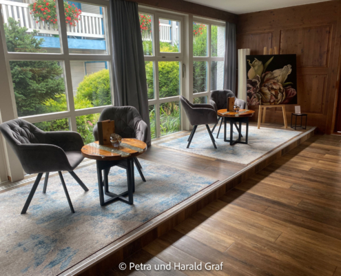 Gefühlt ist das Hotel voll mit feinen Plätzen. Diese Sitzgelegenheit findet man zwischen Bar und Restaurant. Eigentlich ideal, um einen Aperitif zu nehmen. Gefühlt ist das Hotel voll mit feinen Plätzen. Diese Sitzgelegenheit findet man zwischen Bar und Restaurant. Eigentlich ideal, um einen Aperitif zu nehmen.