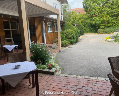 Die kleine Terrasse vor dem Eingang ist so etwas wie der inoffizielle Raucherbereich. Die kleine Terrasse vor dem Eingang ist so etwas wie der inoffizielle Raucherbereich.