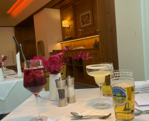 Vor dem Essen haben wir uns noch je einen Cocktail gegönnt. Vor dem Essen haben wir uns noch je einen Cocktail gegönnt.
