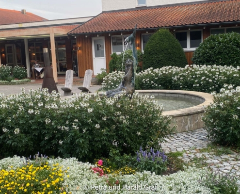 Der Brunnen vorm Eingang war nicht immer in Betrieb. Hier sitzt man auch ganz schön. Der Brunnen vorm Eingang war nicht immer in Betrieb. Hier sitzt man auch ganz schön.