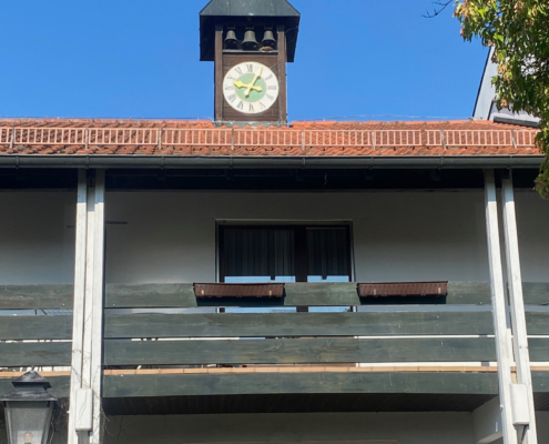 Die Uhr samt Glockenspiel auf dem Nachbargebäude. Zur vollen Stunde gab's eine Melodie zu hören. Das hat unsere Auszeit in Bad Griesbach aber nicht beienträchtigt. Die Uhr samt Glockenspiel auf dem Nachbargebäude. Zur vollen Stunde gab's eine Melodie zu hören. Das hat unsere Auszeit in Bad Griesbach aber nicht beienträchtigt.