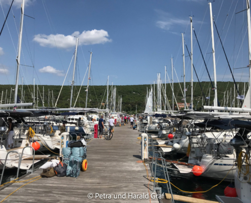 In der Marina von Punat machen wir's wie viele andere Crews: Einkaufen und Schiff beladen.