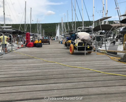 Glauben Sie nicht, dass wir nur einen dieser Schubkarren zum Schiff gebracht haben. Nach dem Einladen geht's los zu unserem Mitsegeltörn.