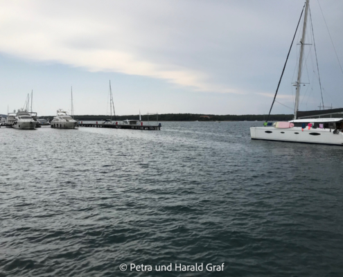 Wir liegen nahe der Ausfahrt der Marina.