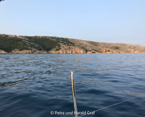 Wir segeln zunächst an der Insel Krk entlang.