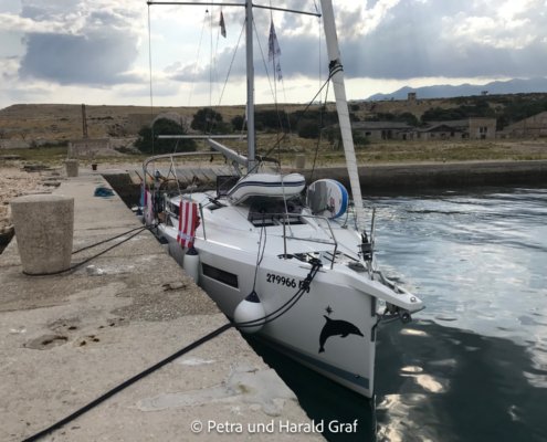 Unsere Yacht am kleinen Anleger von Goli Otok. Im Hintergrund sieht man Teile der verfallenen Gebäude.