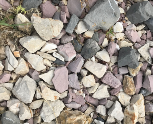 Spuren der Steinverarbeitung: Noch heute liegen auf Goli Otok verschiedenfarbige Gesteinsreste.