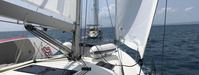 Segeln vor Kroatien. Wir fahren zusammen mit einem weiteren Schiff Richtung offenes Meer