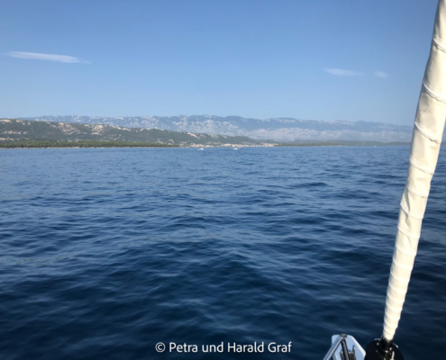 Ist das Meer ruhig, heißt das leider auch, dass nicht genug Wind zum Segeln weht.