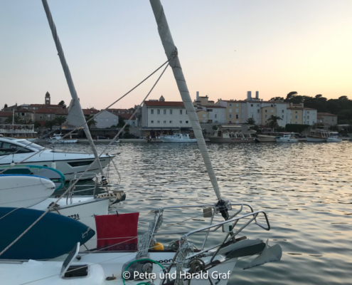 Gegenüber der Marina liegt die Altstadt