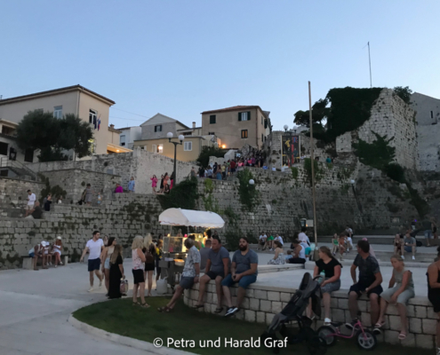 Spätestens am Abend, wenn sich die Plätze, Bars und Restaurants füllen, merkt man, das Rab ein Touristenmagnet ist.