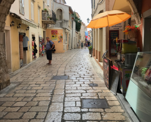 Der Stadtspaziergang macht Spaß - aber die meisten Geschäfte sind auf Touristen ausgerichtet.