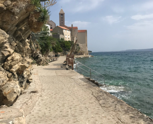 Von der Altstadt aus führt dieser Weg am Meer entlang.