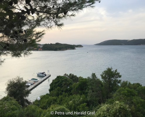 Von der Terrasse des Stiegenwirt aus hat man einen wunderbaren Ausblick auf die darunter liegende Bucht.