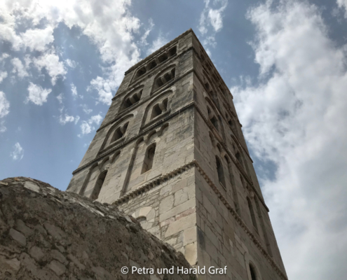 Der Kirchturm ist unübersehbar und die Kirche ist auf jeden Fall eine Besichtigung wert.