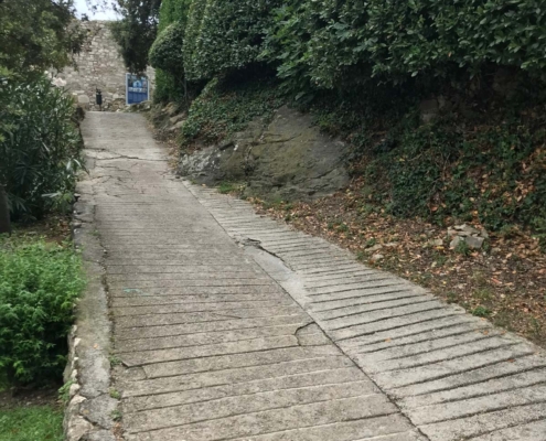 Spaziergang in Rab. Die Stadt ist auf Hügeln gebaut. Drum geht's meistens irgendwann bergauf - und dann natürlich auch wieder bergab.